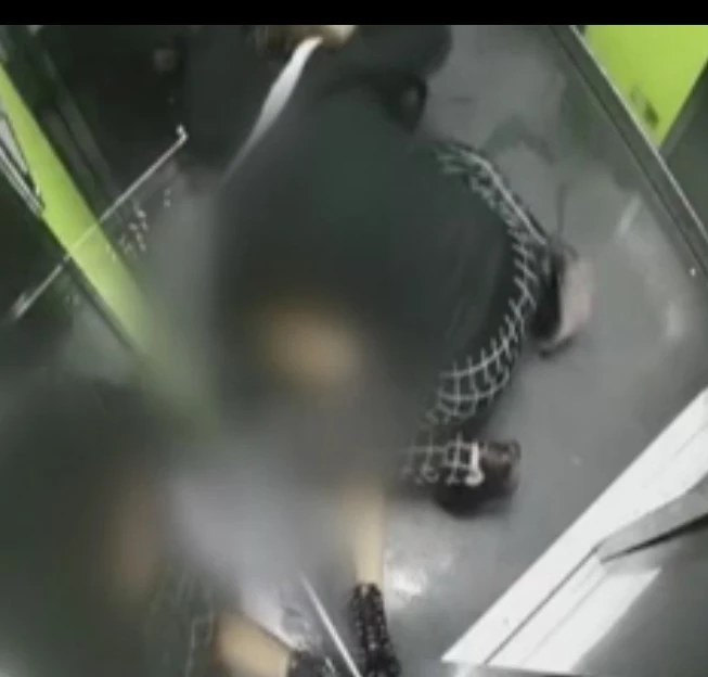 Asansörde iğrenç girişim! Kamerayı kapatıp genç kadına saldırdı